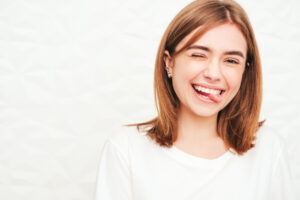 Zâmbet alb: cum să îți albesci dinții în mod natural și sig
