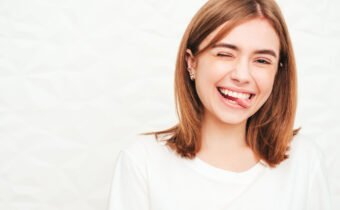 Zâmbet alb: cum să îți albesci dinții în mod natural și sig