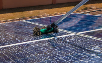 Cum se curăță și cum se întrețin panourile fotovoltaice: sfaturi, soluții și recomandări