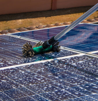 Cum se curăță și cum se întrețin panourile fotovoltaice: sfaturi, soluții și recomandări