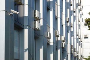 Placare cu bond pentru fațade: soluția versatilă și durabilă pentru îmbunătățirea estetică a clădirilor