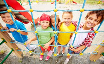 Cum să creezi un loc de joacă sigur și distractiv pentru copii în interior