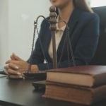 Ce face un avocat specializat în drept comercial și când ai nevoie de el?