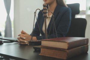 Ce face un avocat specializat în drept comercial și când ai nevoie de el?