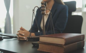 Ce face un avocat specializat în drept comercial și când ai nevoie de el?