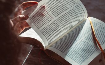 Ce înseamnă când visezi că nu poți citi un text