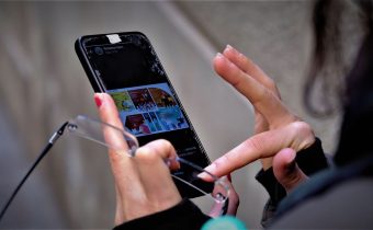 Cum influențează AI conținutul pe care îl vedem online