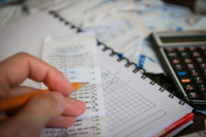 Regula 50/30/20 și cum te poate ajuta să economisești bani