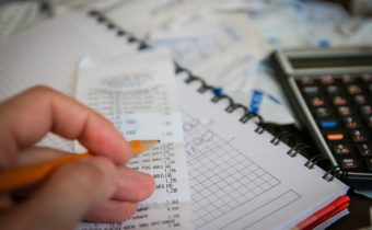 Regula 50/30/20 și cum te poate ajuta să economisești bani