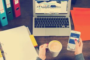 Cum verifici informațiile primite în grupurile locale de Facebook