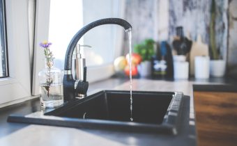 Apa de la robinet din România: e bună de băut?